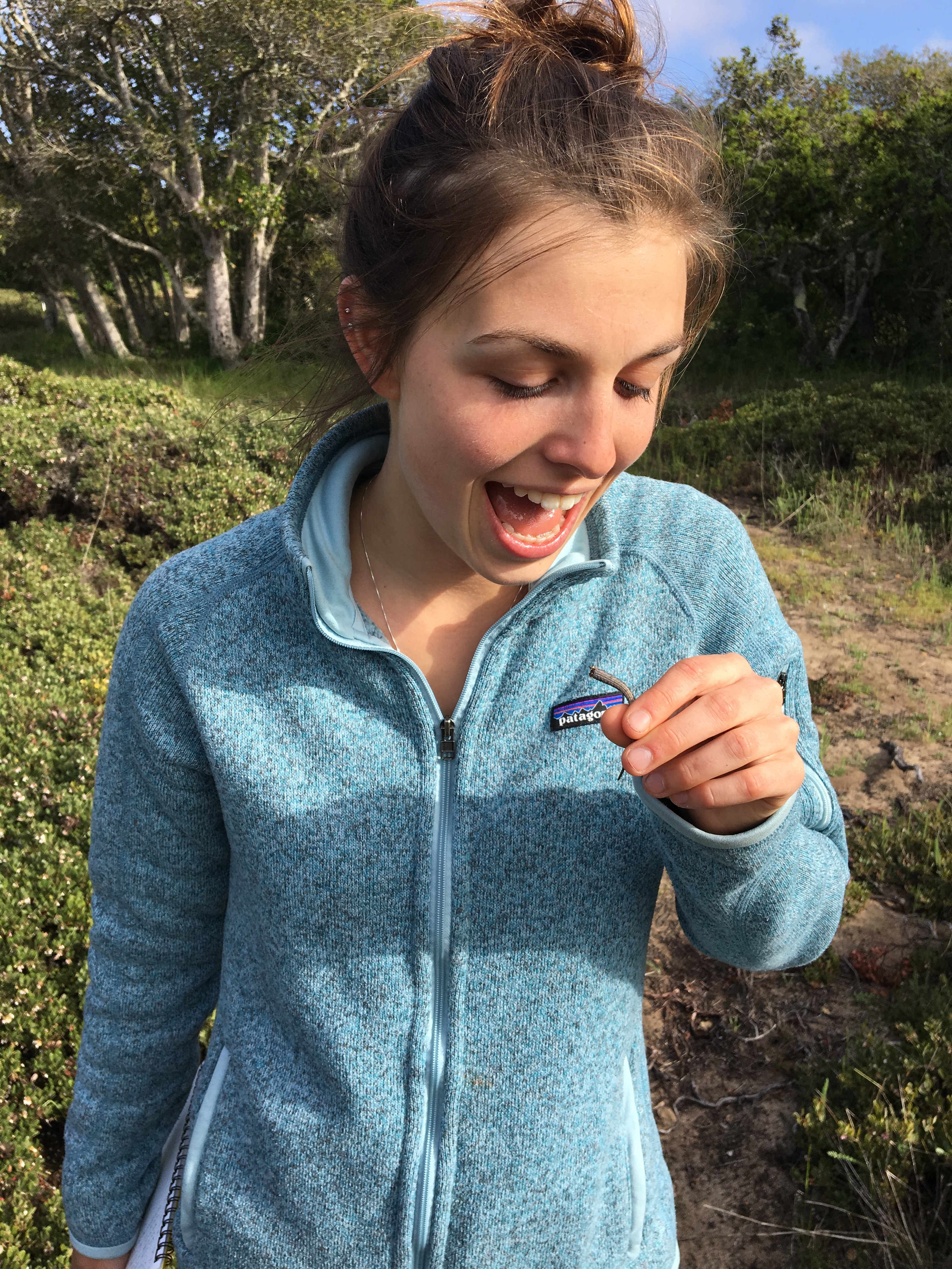 caitlyn rich smiling or screaming about  a broken alligator lizard's tail in her hand
